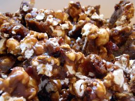 Popcorn z polewą karmelową i orzeszkami ziemnymi