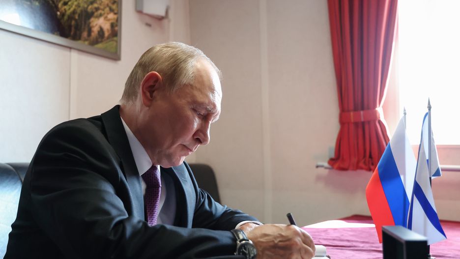 Russian President Vladimir Putin leaves a note in the book of honored guests of the frigate ?Admiral Grigorovich? during Navy Day celebrations in St. Petersburg, Russia, 27 July 2025. EPA/ALEXANDER KAZAKOV / SPUTNIK / KREMLIN POOL KREMLIN POOL / MANDATORY CREDIT Dostawca: PAP/EPA.