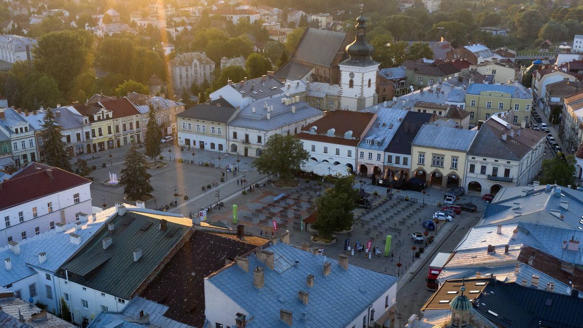 Darek Delmanowicz
architektura, ilustracja, ilustracje, miasta, miasto, panorama miasta, podkarpacie, podkarpackie, z drona  lotu ptaka, zabudowania