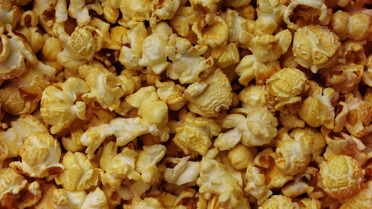 Popcorn z polewą karmelową bez orzeszków ziemnych
