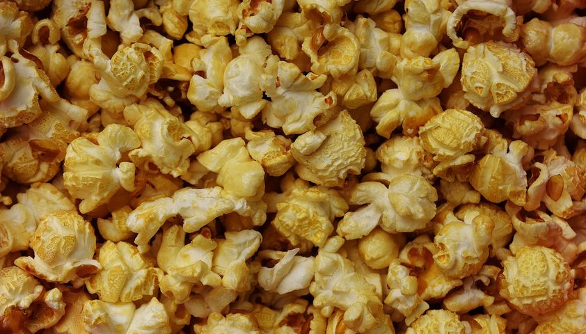 Popcorn z polewą karmelową bez orzeszków ziemnych