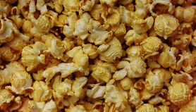 Popcorn z polewą karmelową bez orzeszków ziemnych