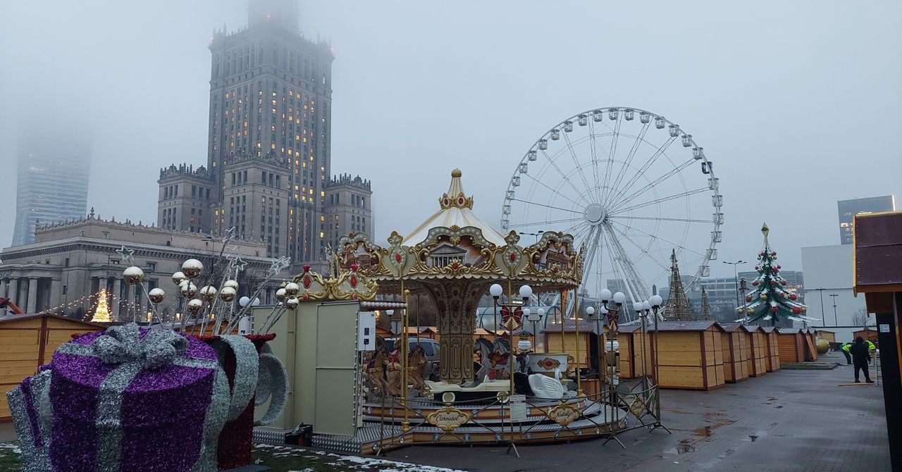 Warszawa: Jarmark przed otwarciem. Trwa montaż atrakcji i stoisk