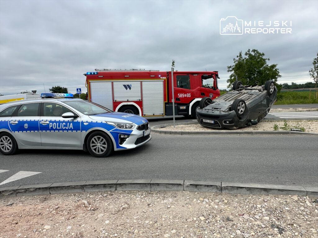 Warszawa: Peugeot dachował po zderzeniu obok lotniska. Zablokowane skrzyżowanie, kierowca w szpitalu
