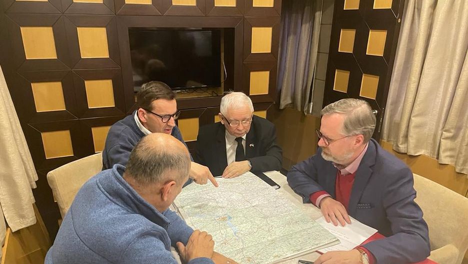Premier Mateusz Morawiecki z Jarosławem Kaczyńskim oraz premierami: Czech i Słowenii są w Kijowie