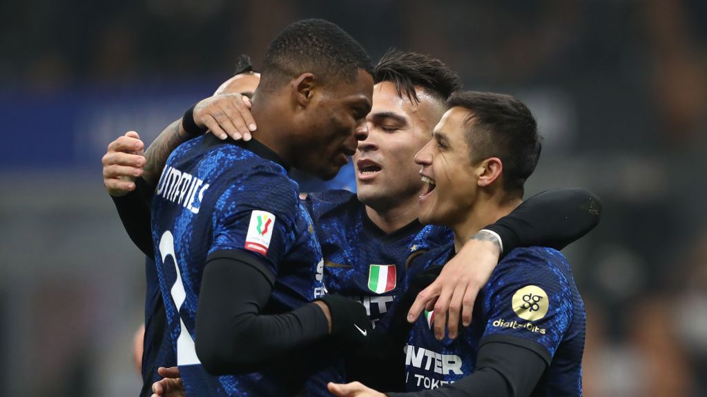 Getty Images / Marco Luzzani / Na zdjęciu: Denzel Dumfries i Alexis Sanchez