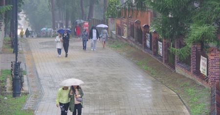 Pogoda. Sporo chmur nad Polską. Przejdą ulewy. Kiedy więcej słońca?