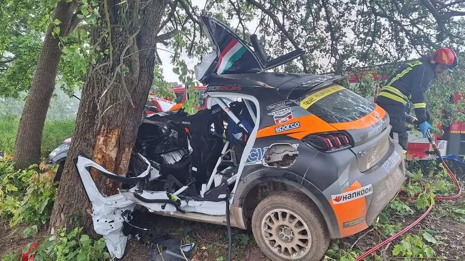 Auto rajdowe wjechało w drzewo. Nie żyje 21-latek