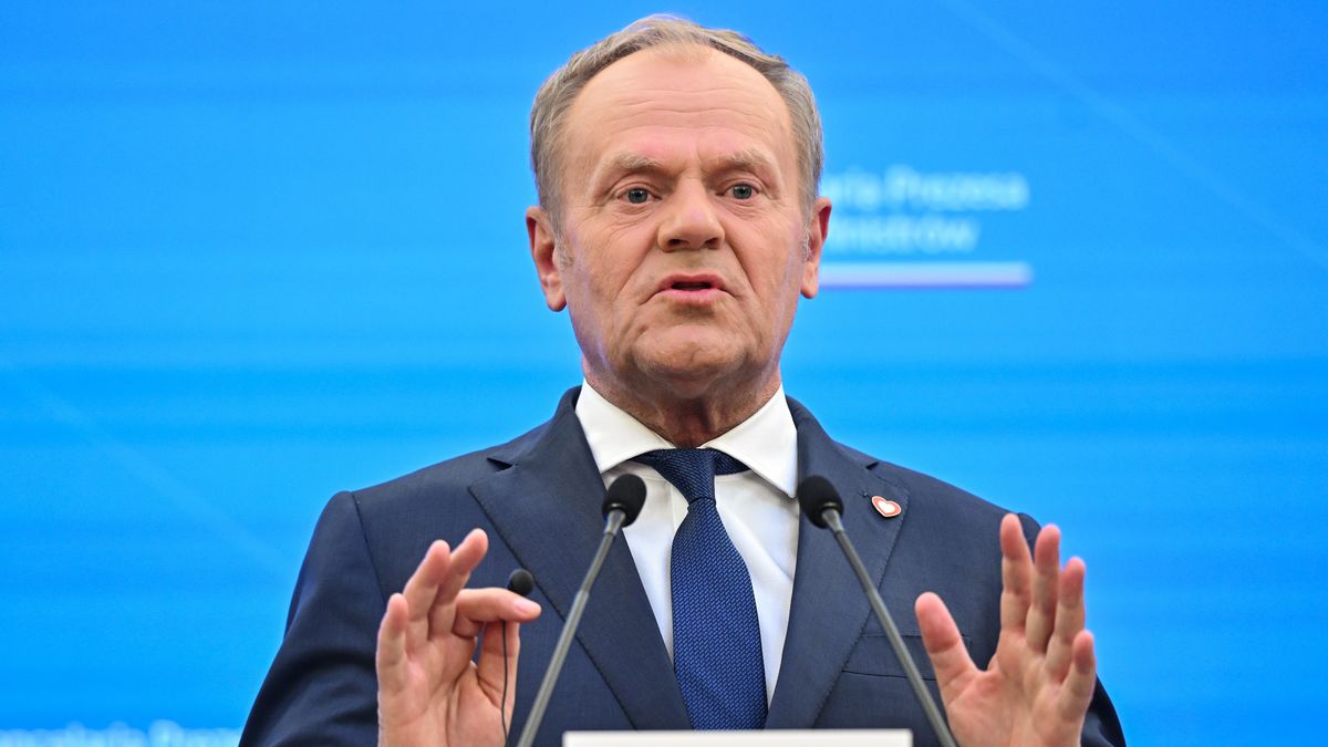 Warszawa, 07.05.2025. Premier Donald Tusk podczas konferencji prasowej po spotkaniu z kanclerzem Niemiec Friedrichem Merzem w siedzibie Kancelarii Prezesa Rady Ministrów w Warszawie, 7 bm. Politycy omówili kwestie dotyczące współpracy dwustronnej oraz tematy z bieżącej agendy UE i agendy międzynarodowej. Rozmowa dotyczyła także zagadnień z zakresu bezpieczeństwa i obrony. (amb) PAP/Radek Pietruszka