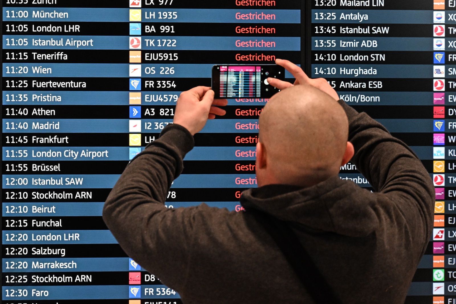 Tablica odlotów na lotnisku Berlin-Brandenburg - 13 marca 2023 r.