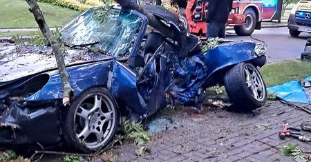 Dramatyczny wypadek. Porsche rozbiło się na drzewie. Nie żyje 31-letni kierowca, ranny pasażer
