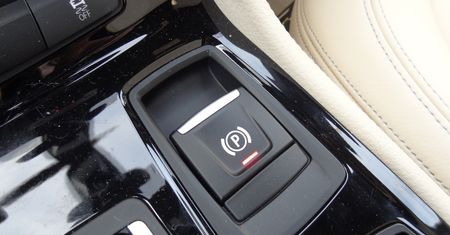 Elektryczny hamulec postojowy – lepszy niż mechaniczny?