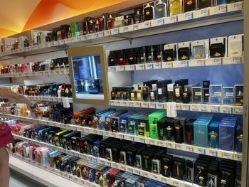 Leszno: Wpadł amator luksusowych zapachów. Kradł bardzo drogie perfumy