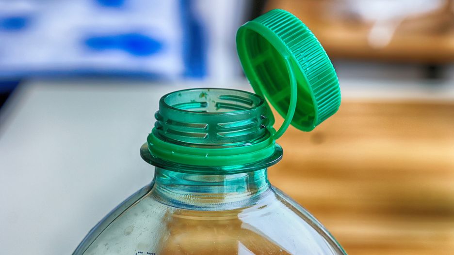 Przytwierdzenie plastikowej zakrętki do butelki ma zwiększyć jej szanse na recykling
