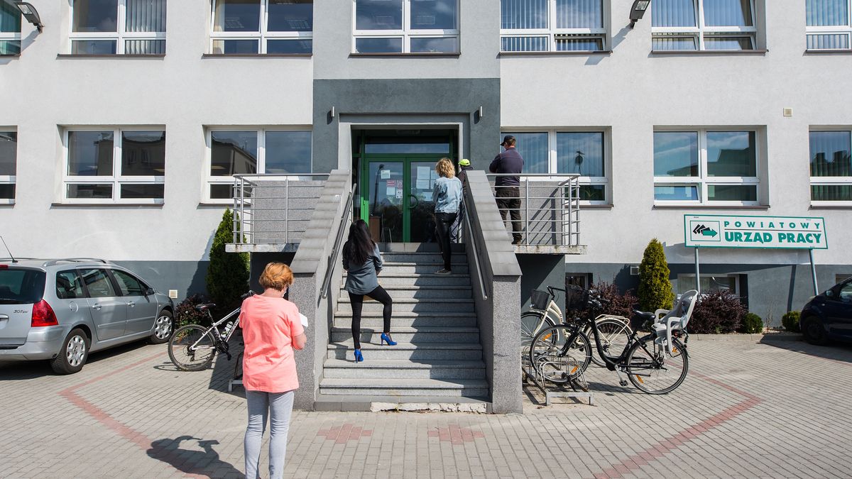 Pracodawca ma obowiązek bezzwłocznie wypłacić pracownikom otrzymane dopłaty do wynagrodzeń.