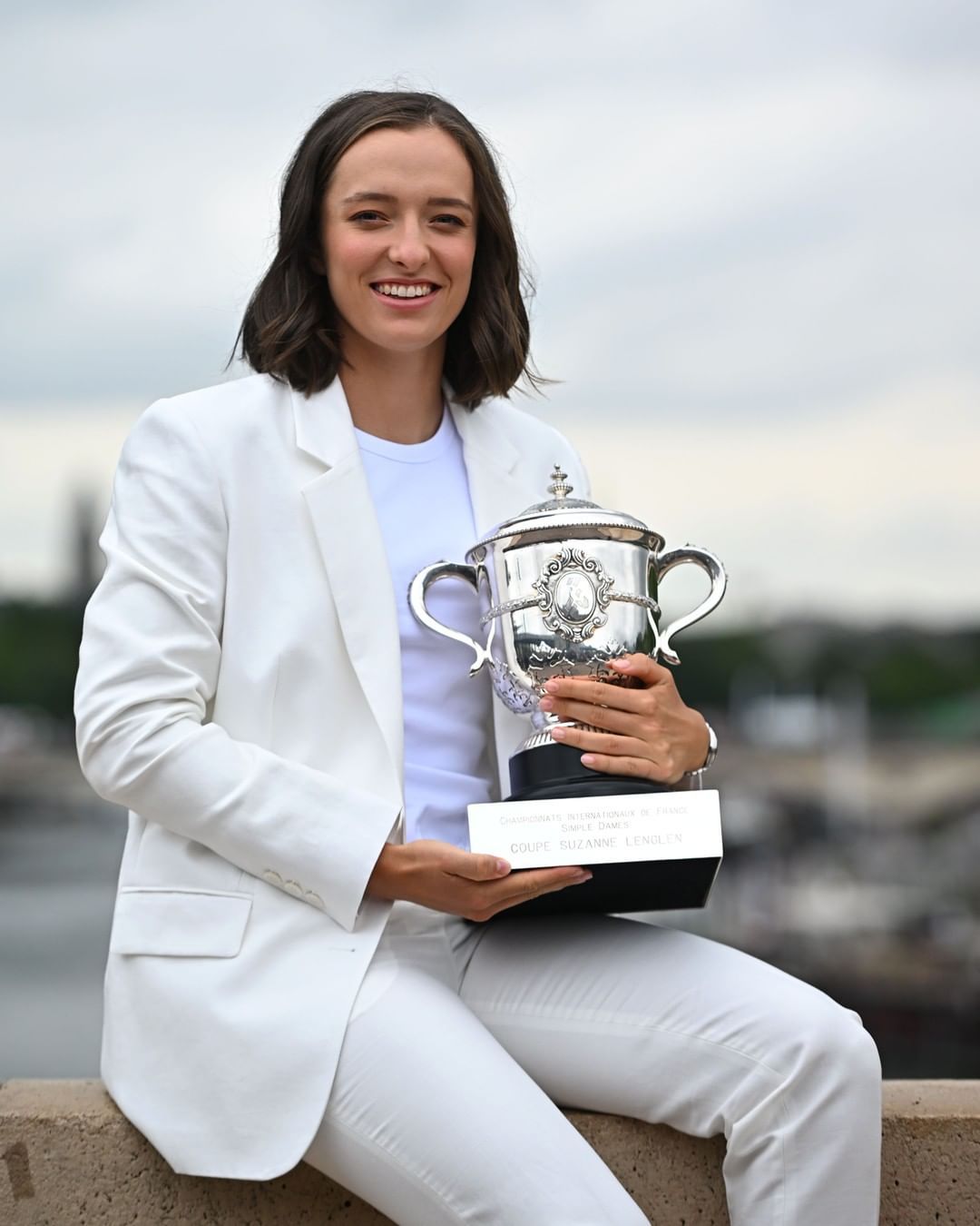 Iga Świątek w sesji zdjęciowej z pucharem. Roland Garros 2022