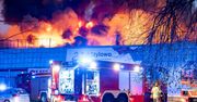 Pożar marketu w Rudzie Śląskiej: słup dymu widoczny nad miastem.