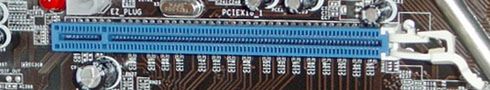 Instalacja karty graficznej w slocie PCI-E lub AGP 3