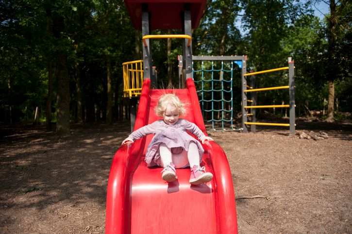 Dziewczynka na zjeżdżalni