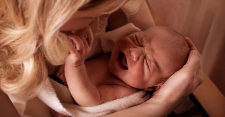 Przebodźcowane niemowlę. Czym jest nadmierna stymulacja i jak wpływa na zachowanie niemowląt?