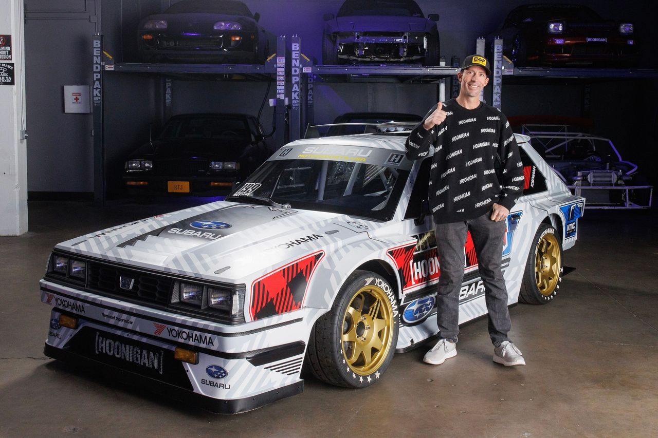 900-konne Subaru GL Wagon gotowe na Gymkhanę. Za kółkiem Travis Pastrana