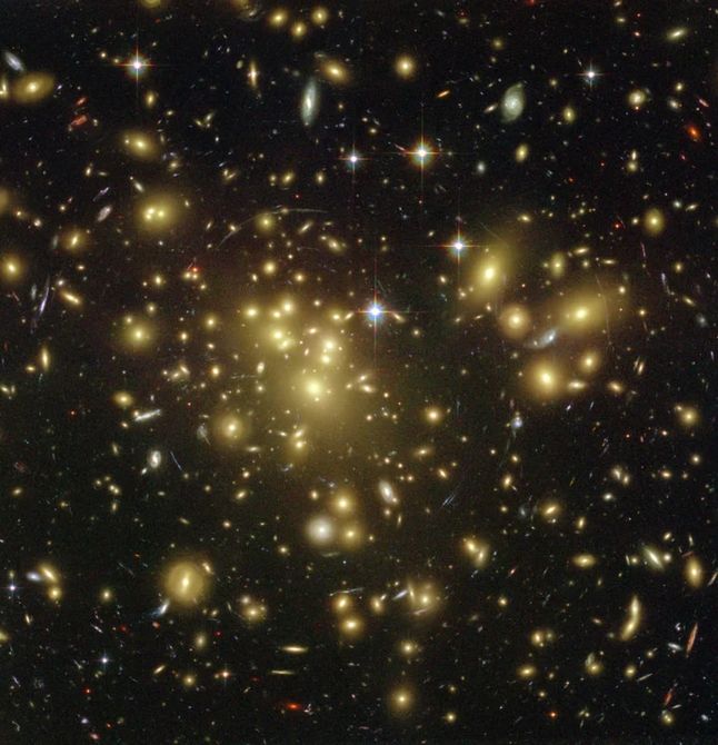 Abell 1689 - grupa galaktyk oddalonych od Ziemi o 2,2 miliarda lat świetlnych.