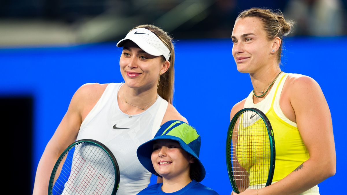 MELBOURNE, AUSTRALIA - JANUARY 23: Aryna Sabalenka (R) and Paula Badosa (L) of Spain pose for a photo ahead of the Women's Singles Semifinal match during day 12 of the 2025 Australian Open at Melbourne Park on January 23, 2025 in Melbourne, Australia. (Photo by Andy Cheung/Getty Images)