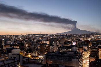 Etna wciaż blokuje ruch. Kolejny raz przedłużono zamknięcie lotniska w Katanii