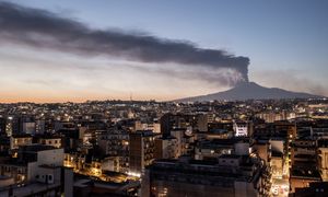 Etna wciąż blokuje ruch. Kolejny raz przedłużono zamknięcie lotniska w Katanii