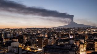 Etna wciaż blokuje ruch. Kolejny raz przedłużono zamknięcie lotniska w Katanii
