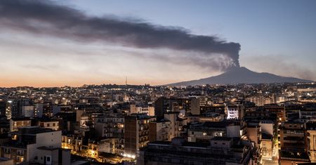 Etna wciąż blokuje ruch. Kolejny raz przedłużono zamknięcie lotniska w Katanii