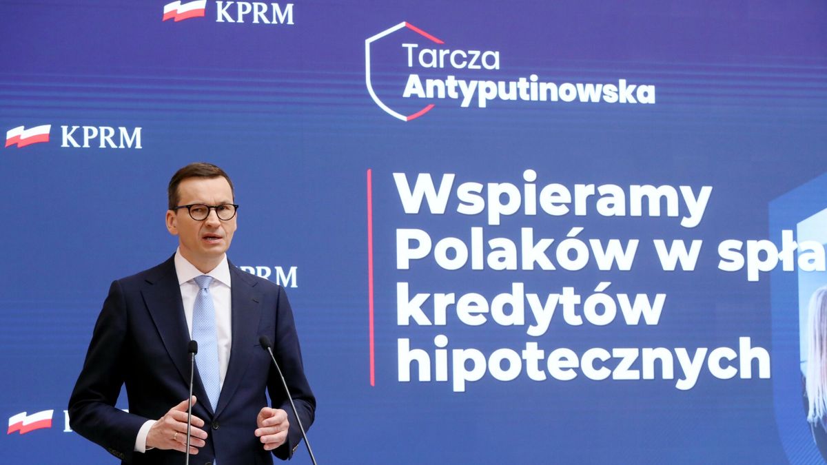 Premier Mateusz Morawiecki podczas konferencji prasowej na której opowiadał o tym, jak rząd chce pomóc kredytobiorcom
