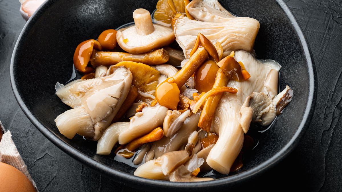 Marynowane grzyby w ciemnej miseczce