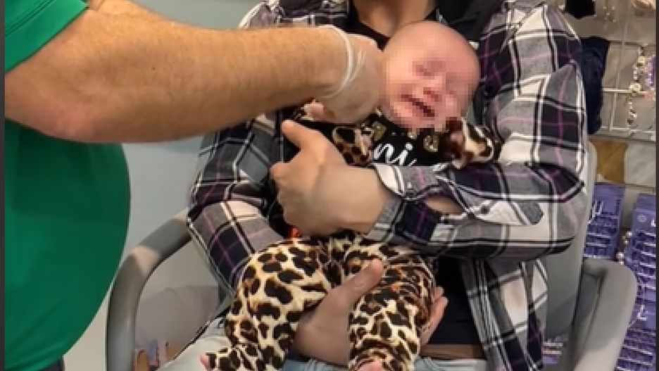 Pokazała przekłuwanie uszu u trzymiesięcznej córki. "To jest dosłownie znęcanie się nad dzieckiem"