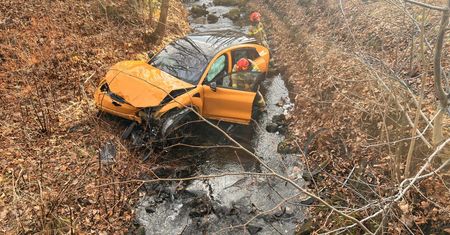 Mustang w rzece. Wstrząsający finał poszukiwań kierowcy