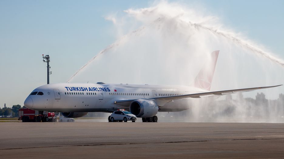 Saluty wodne wykonywane są na wielu lotniskach świata 