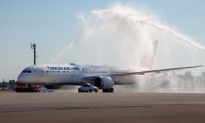 Turyści często nie wiedzą. Dlaczego samoloty są oblewane wodą przed startem?