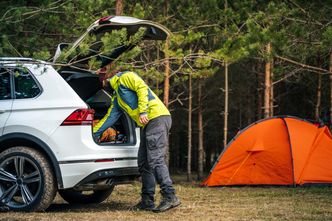 Schował Teslę w namiocie i zaczął ładowanie. "Sytuacja kuriozalna"