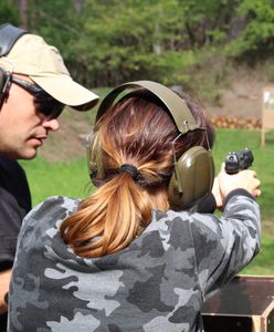 Zezwolenie na broń jak prawo jazdy? PiS i Konfederacja ponad podziałami