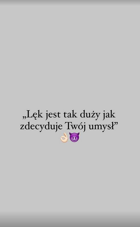 Żaneta Gortat z mężem Marcinem i córką karmią płaszczki w parku wodnym na Florydzie