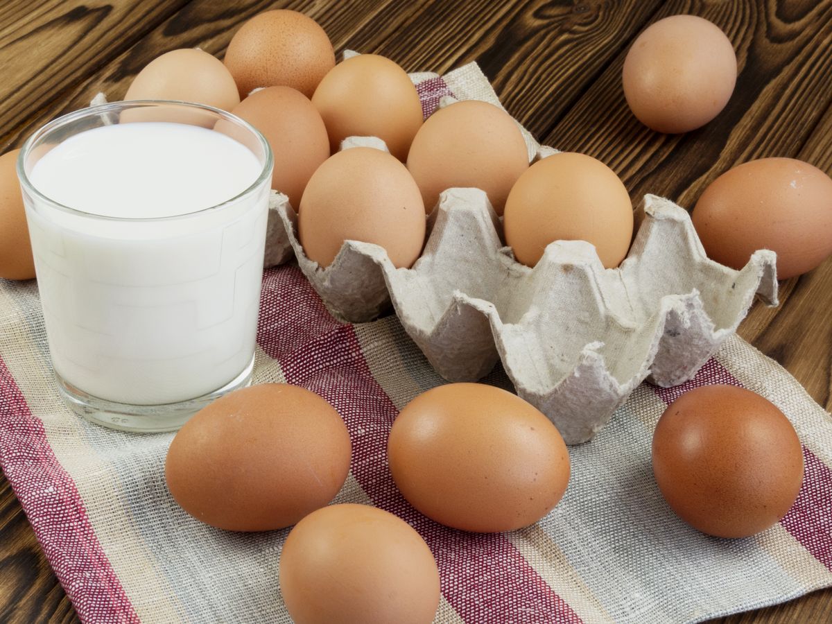 Jajka i mleko można bez trudu zastąpić innymi produktami 