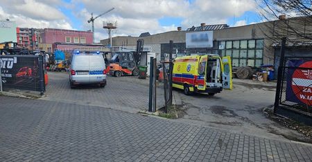 Groźny wypadek podczas pracy. Mężczyzna trafił do szpitala