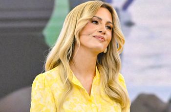 Włożyła cekinową midi. Nie można było na nią nie spojrzeć