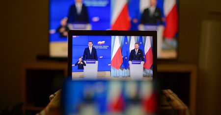 Koronawirus w Polsce. Kryzys dotyka wszystkich. Media: rząd szykuje zwolnienia i cięcia pensji
