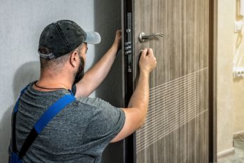 Ile kosztuje montaż drzwi wejściowych? Oto aktualne ceny