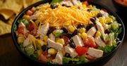 Pyszna sałatka meksykańska z kurczakiem. Nietypowa propozycja na wielkanocny stół