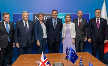 Sikorski na szczycie w Ankarze o prowokacjach Rosji. "Coś szykuje"