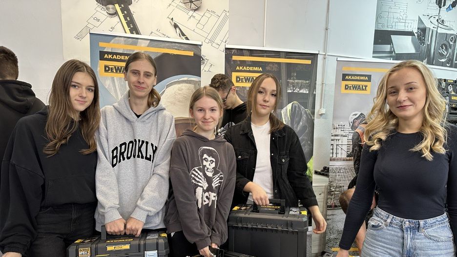 Uczniowie ZSP 1 w Radomsku we wtorek odebrali specjalne pakiety od firmy DeWalt.