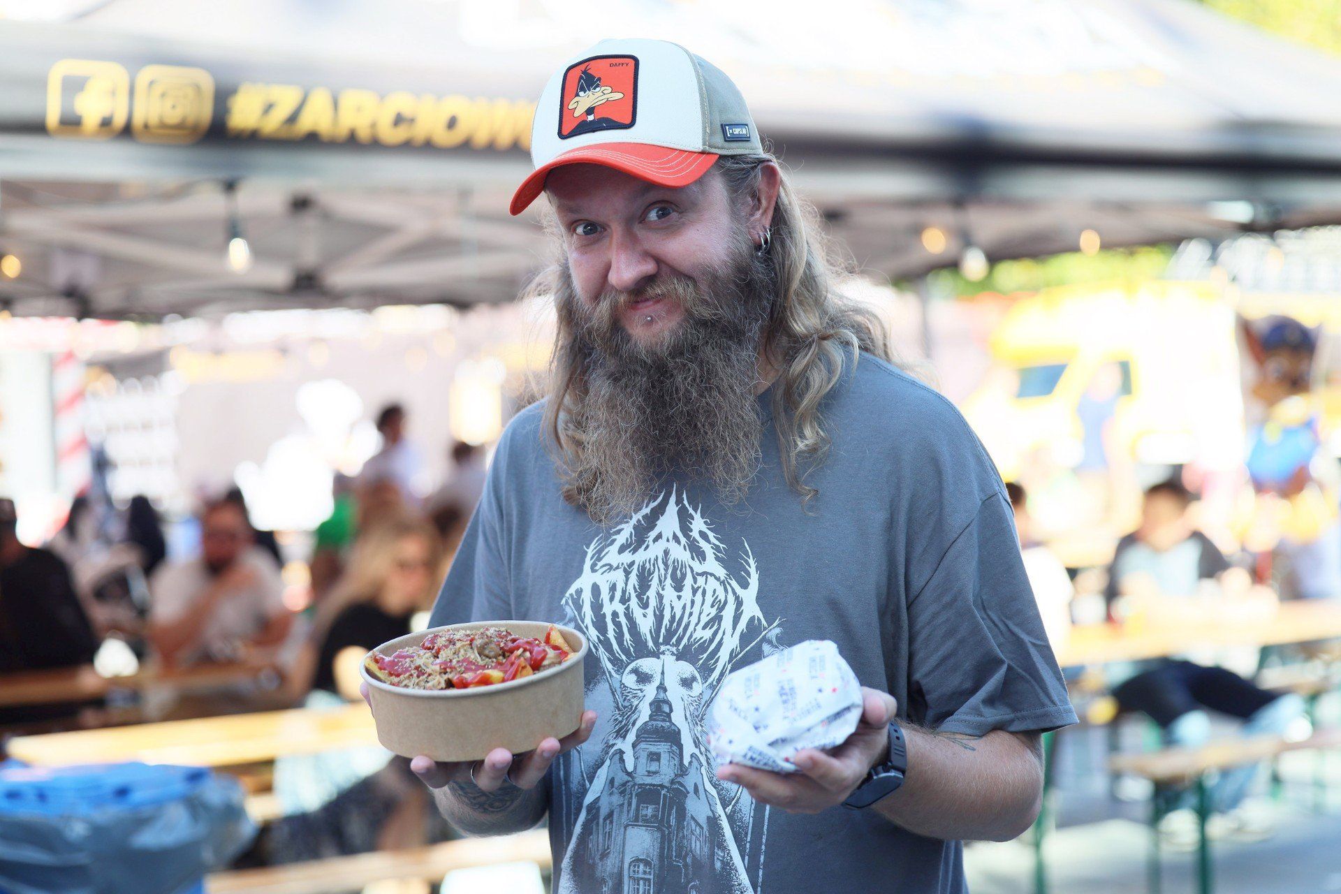 Corn-dogi, pierożki momo, a może słodkie churrosy? Przyjdź i przekonaj się jak smakuje na Żarciowozach pod CSK w Lublinie.
