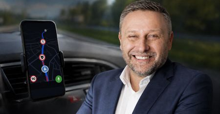 Zaczynał od CB radio, dziś obraca milionami. Na czym zarabia Yanosik?